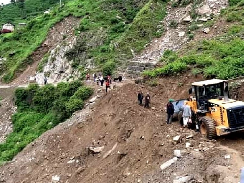 पहिराले अवरुद्ध सडक साढे तीन महिनापछि मर्मत थालियो